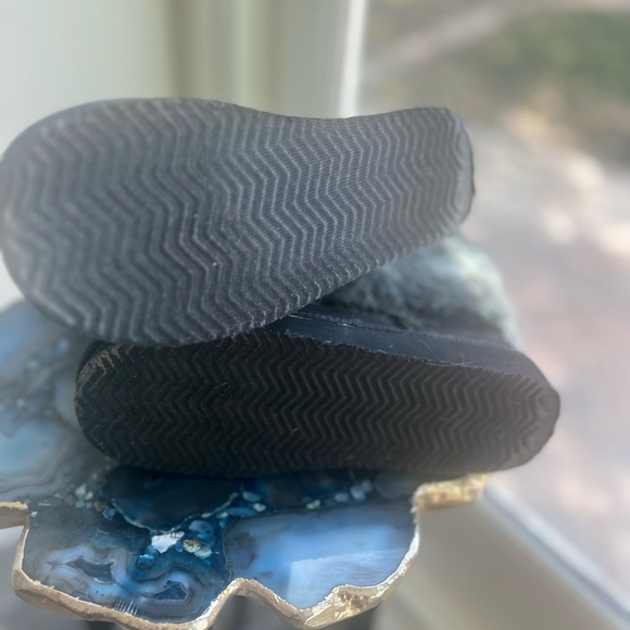 Girls UGG-type black 👢boots with faux fur. Size 1-1.5. Worn once inside home. - Picture 3 of 4